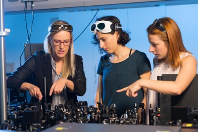 Dr. Zsuzsanna Heiner erklärt Versuchsaufbau im Photonischen Labor